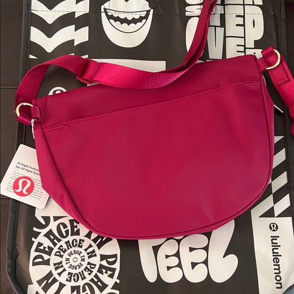 Lululemon Athletica Fuchsia Crossbody Bag 5L - Picture 6 of 6